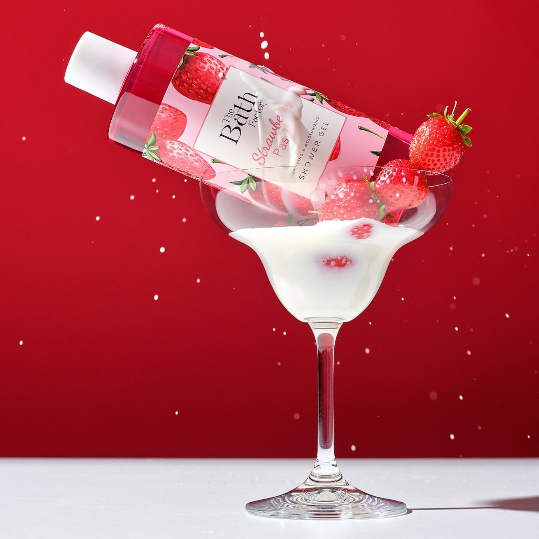 The Bath Factory Nemlendirici ve Besleyici Çilekli Duş Jeli 400 ML