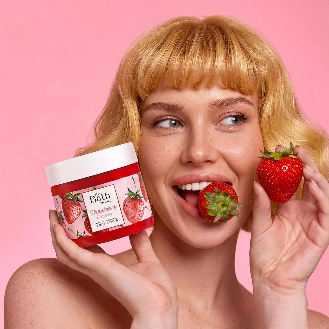 The Bath Factory Besleyici Arındırıcı Nemlendirici Çilekli Vücut Peelingi 300 GR	