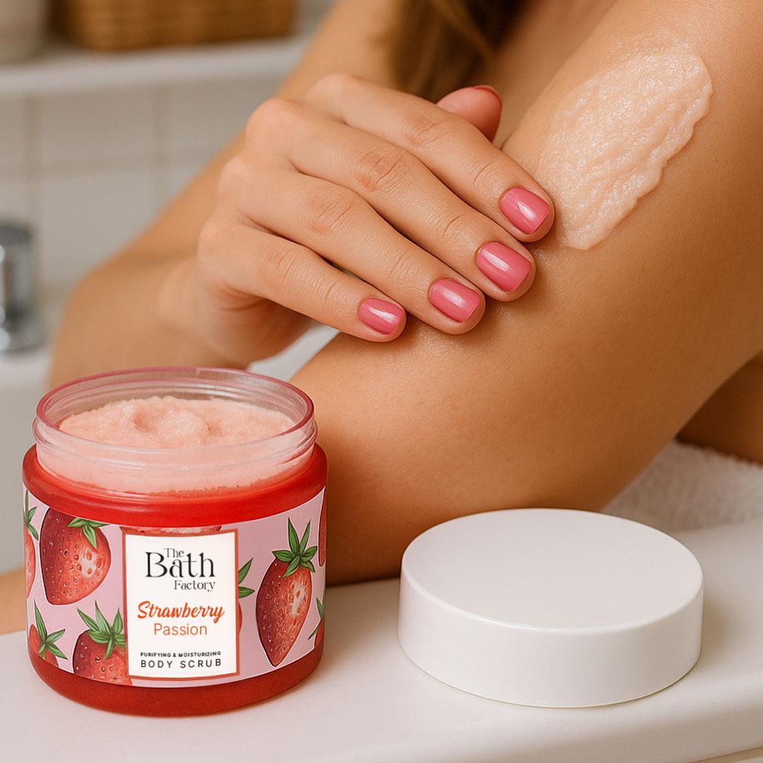 The Bath Factory Besleyici Arındırıcı Nemlendirici Çilekli Vücut Peelingi 300 GR	