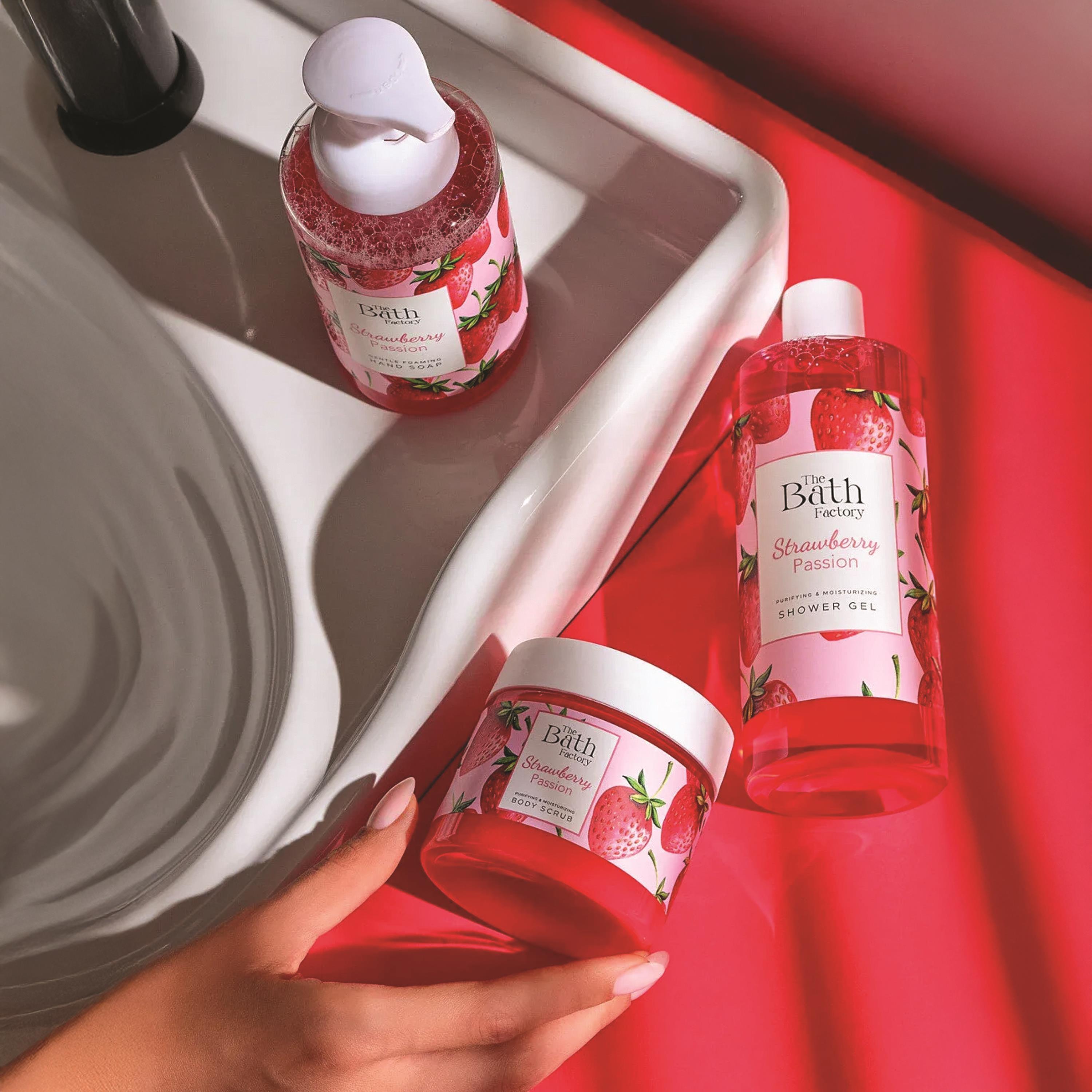 The Bath Factory Strawberry Passion Duş Jeli + Vücut Peelingi + Köpük Sabun